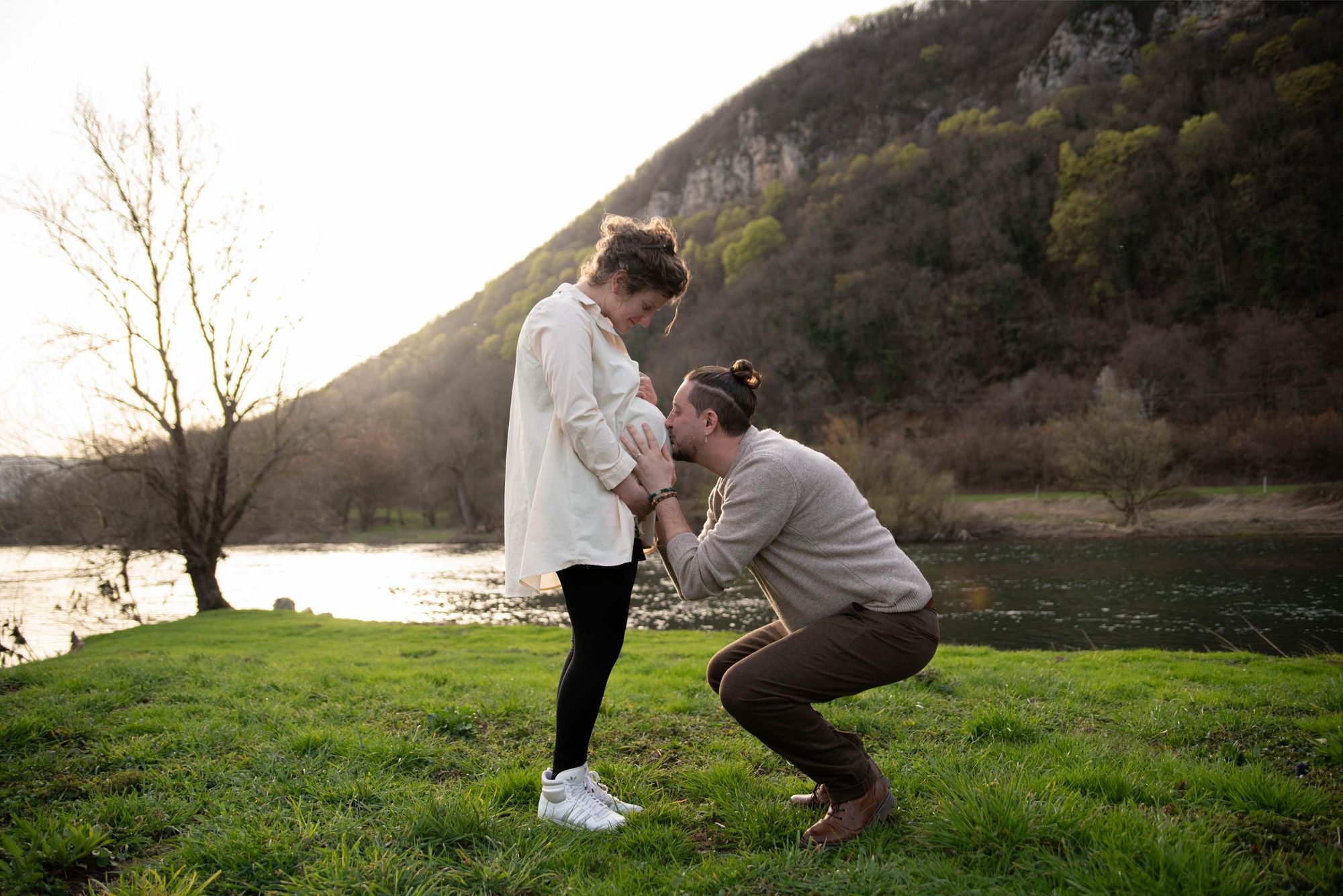 photo de 2 futurs parents lors d'une session grossesse au bord du doubs en extérieur, proche de Besançon