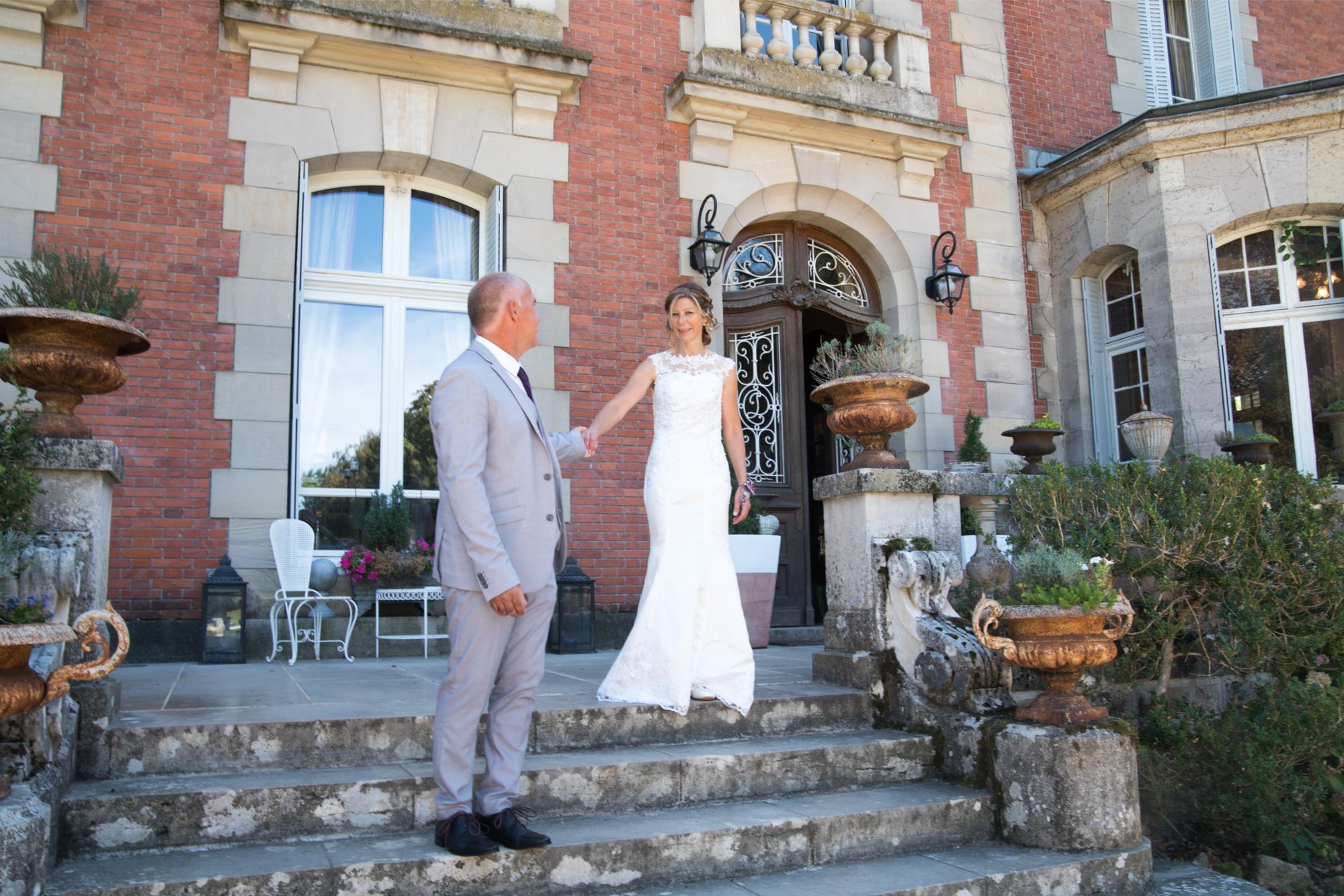 Photographie de mariés devant un château à Vesoul