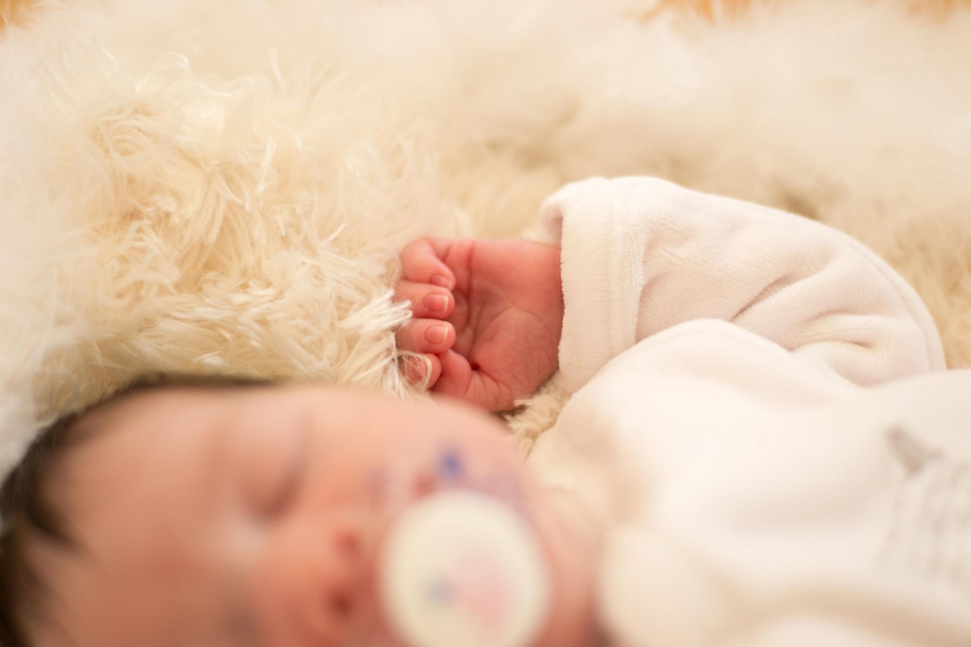 Photo naissance bébé endormi main dans le Grand Est