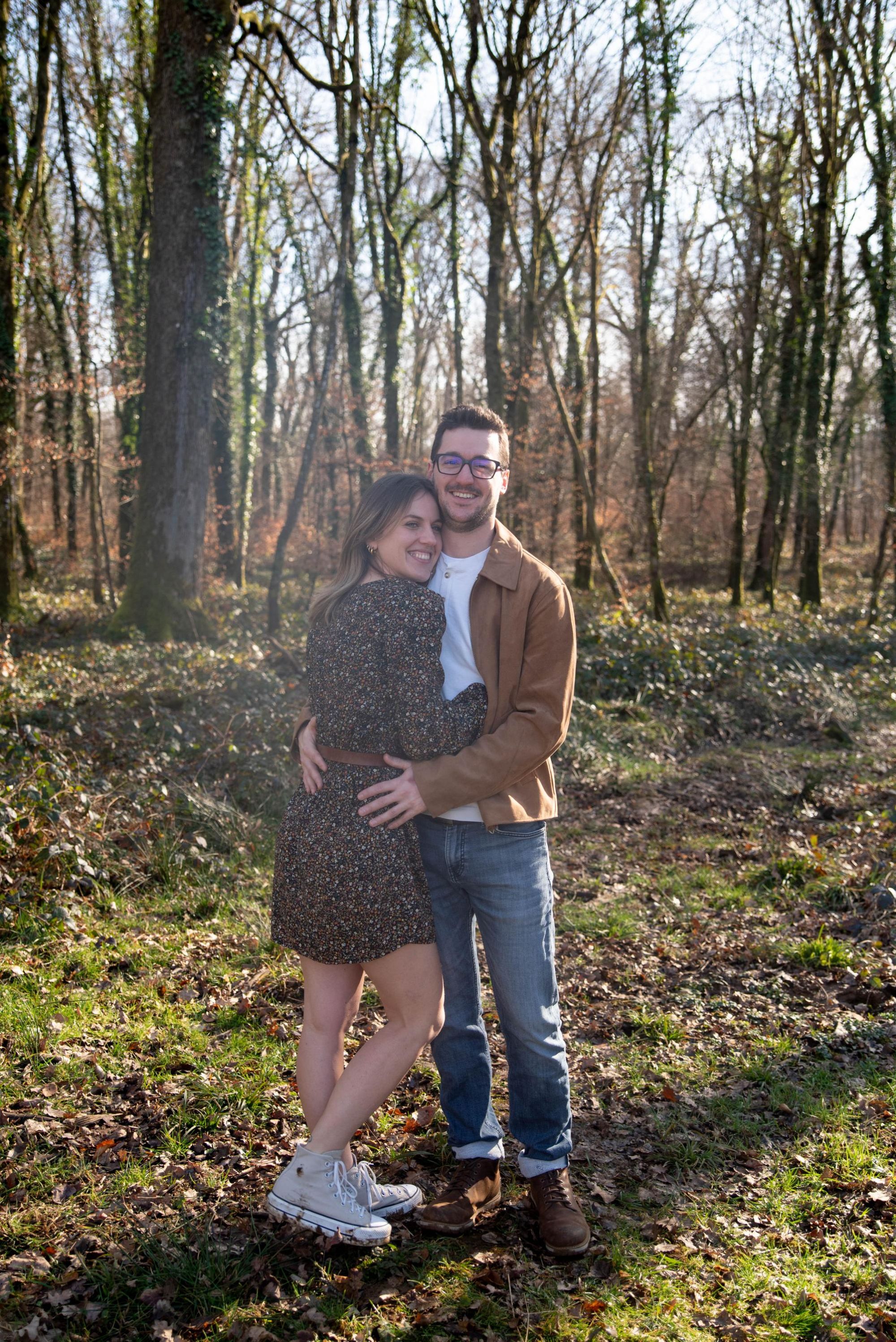 photo couple amoureux, se serrent dans les bras dans la foret proche de Besançon