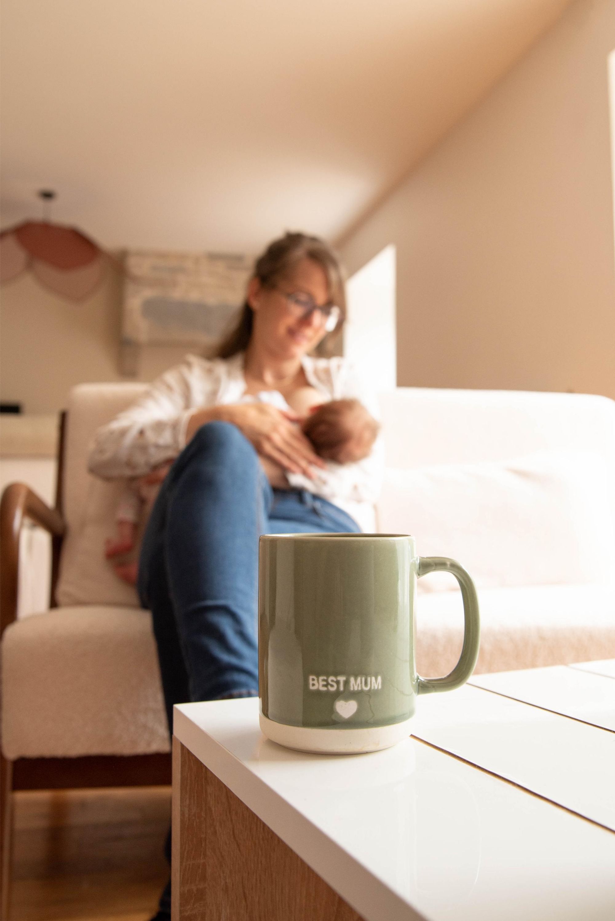 photo d'une wonder maman lors d'une pause allaitement pendant une session naissance à domicile proche de Besançon