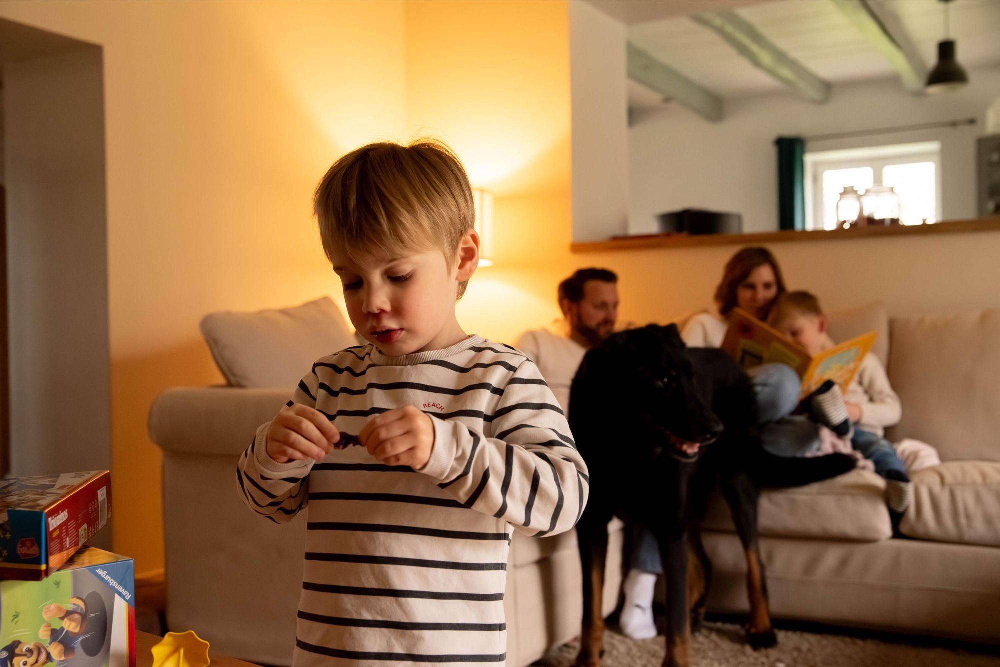 portrait d'un petit garçon lors d'une séance photo famille lifestyle à Besançon