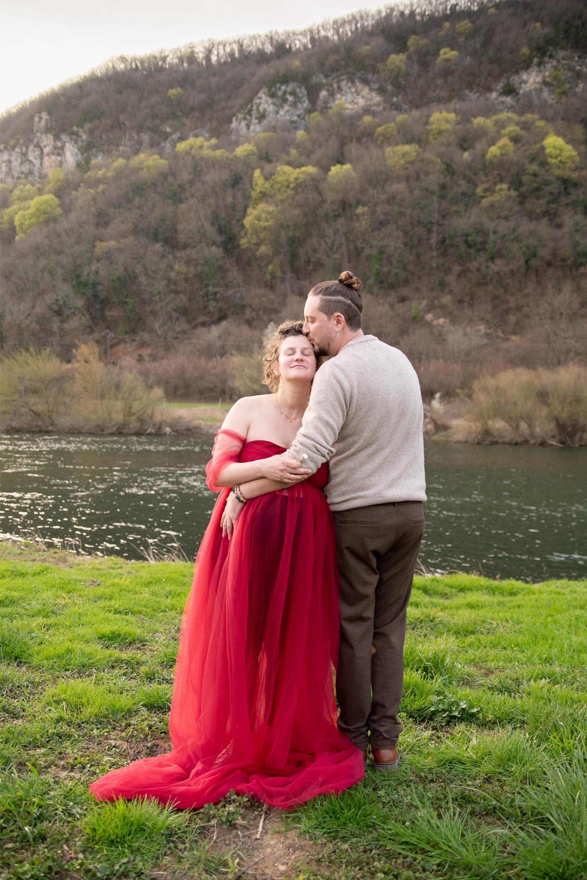 photo d'un couple lors d'une session photo grossesse en extérieur au bord de l'eau