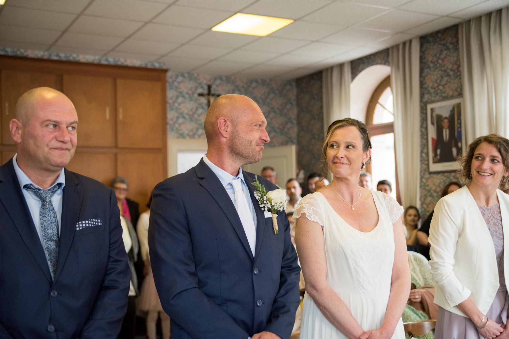photo de mariés regards amoureux et heureux lors de la cérémonie laïque, dans le grand est. mariage bohème chic