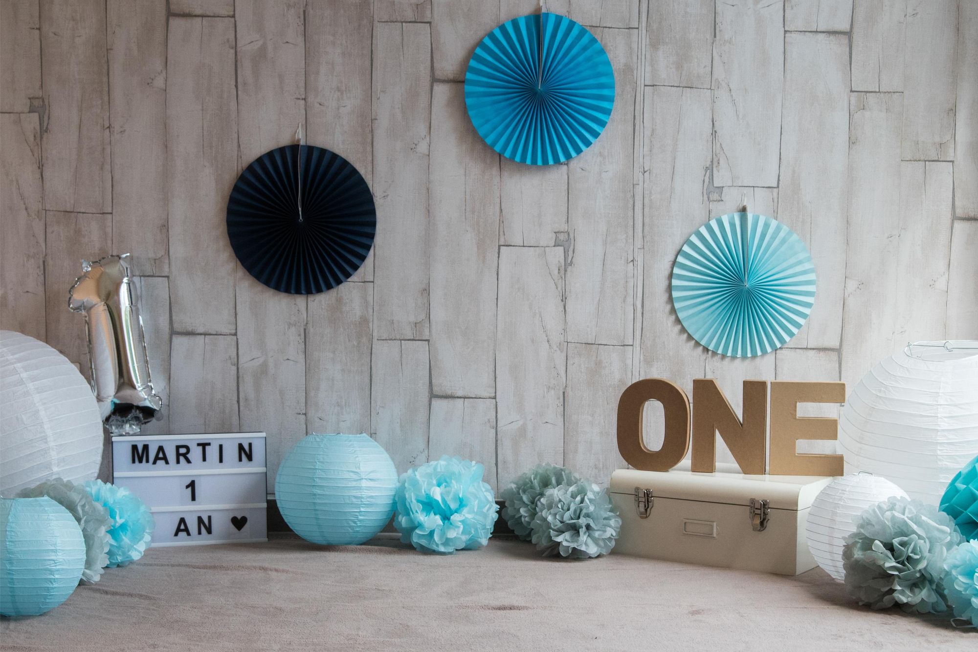 photo d'une installation smash the cake à domicile, pour un anniversaire enfant 1 an dans le grand est 