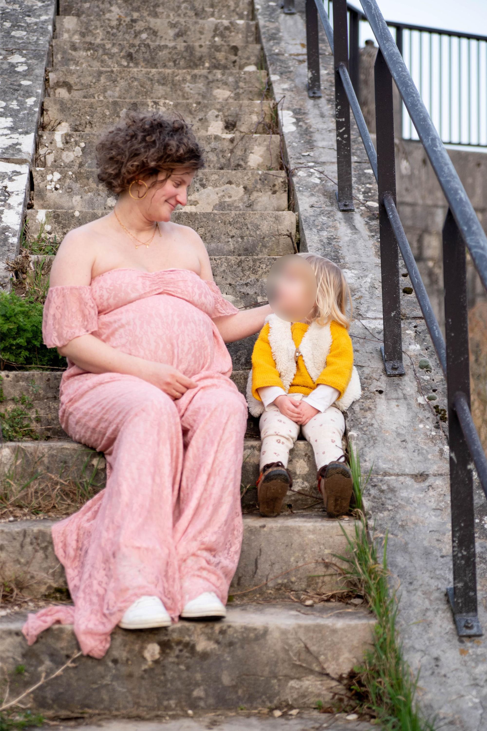 photo d'une maman et sa fille lors d'une session grossesse en extérieur à Besançon