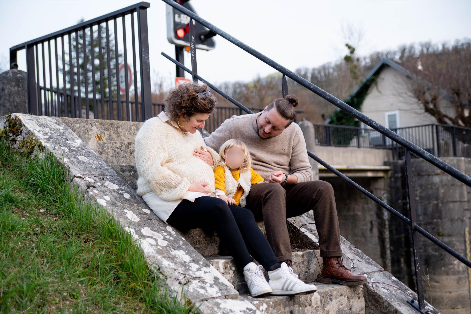 photo lifestyle grossesse en extérieur en famille le long du doubs à Besançon