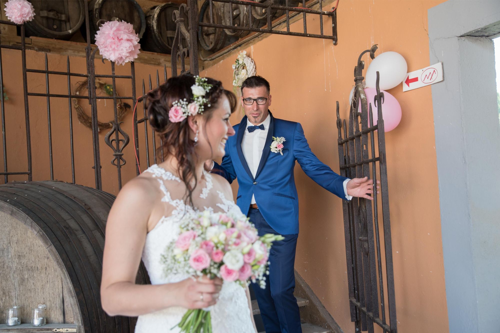 mariés pendant la session couple, mariage élégant et chic dans le grand est