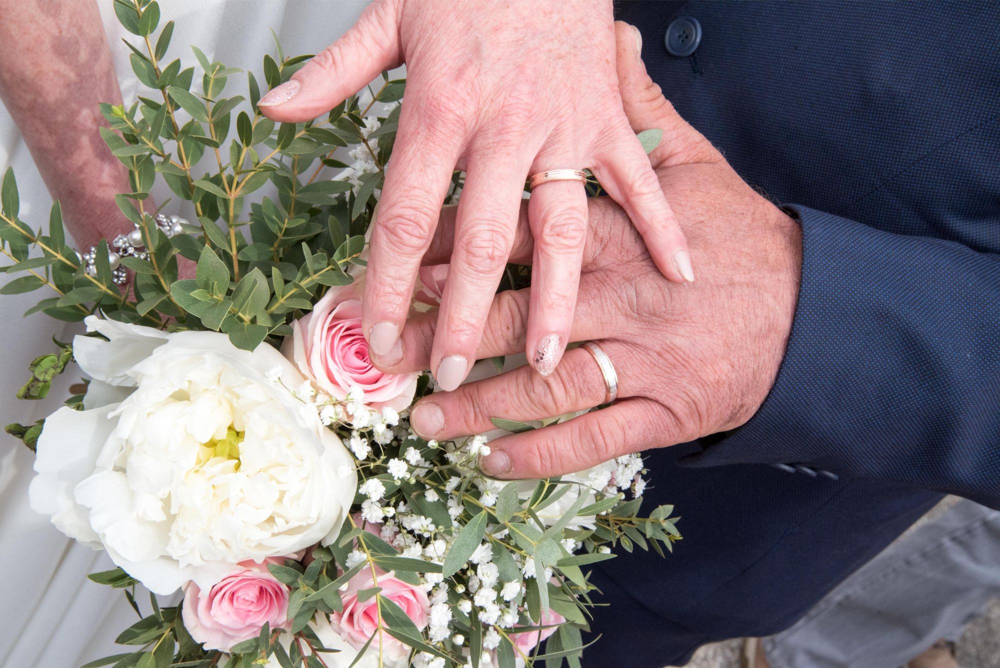 détail des alliances sur le dessus du bouquet de la mariée, mariage dans le grand est