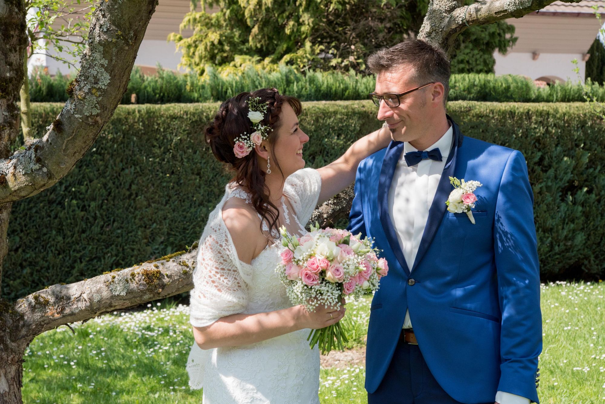 mariés amoureux à l'ombre d'un arbre, dans un parc dans le grand est, mariage élégant et intemporel