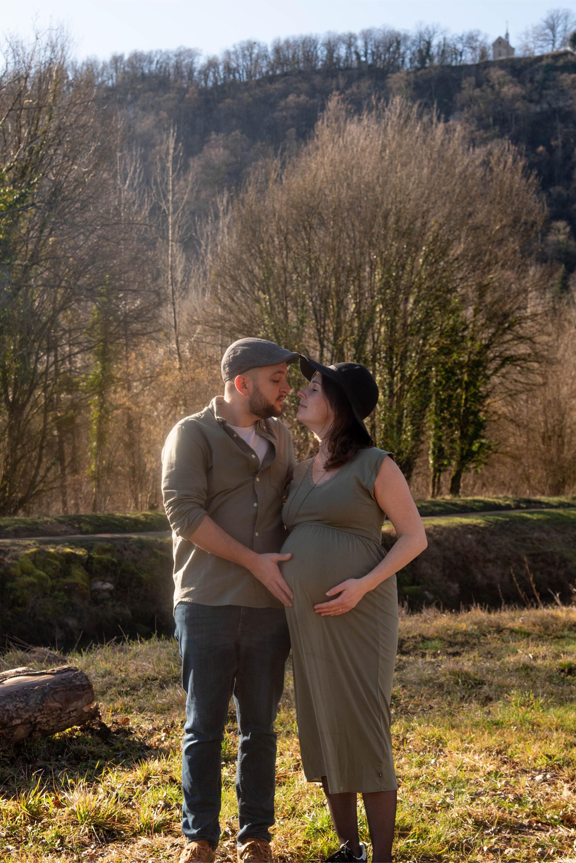 photo d'un couple heureux lors d'une session grossesse extérieure à Besançon au bord du Doubs