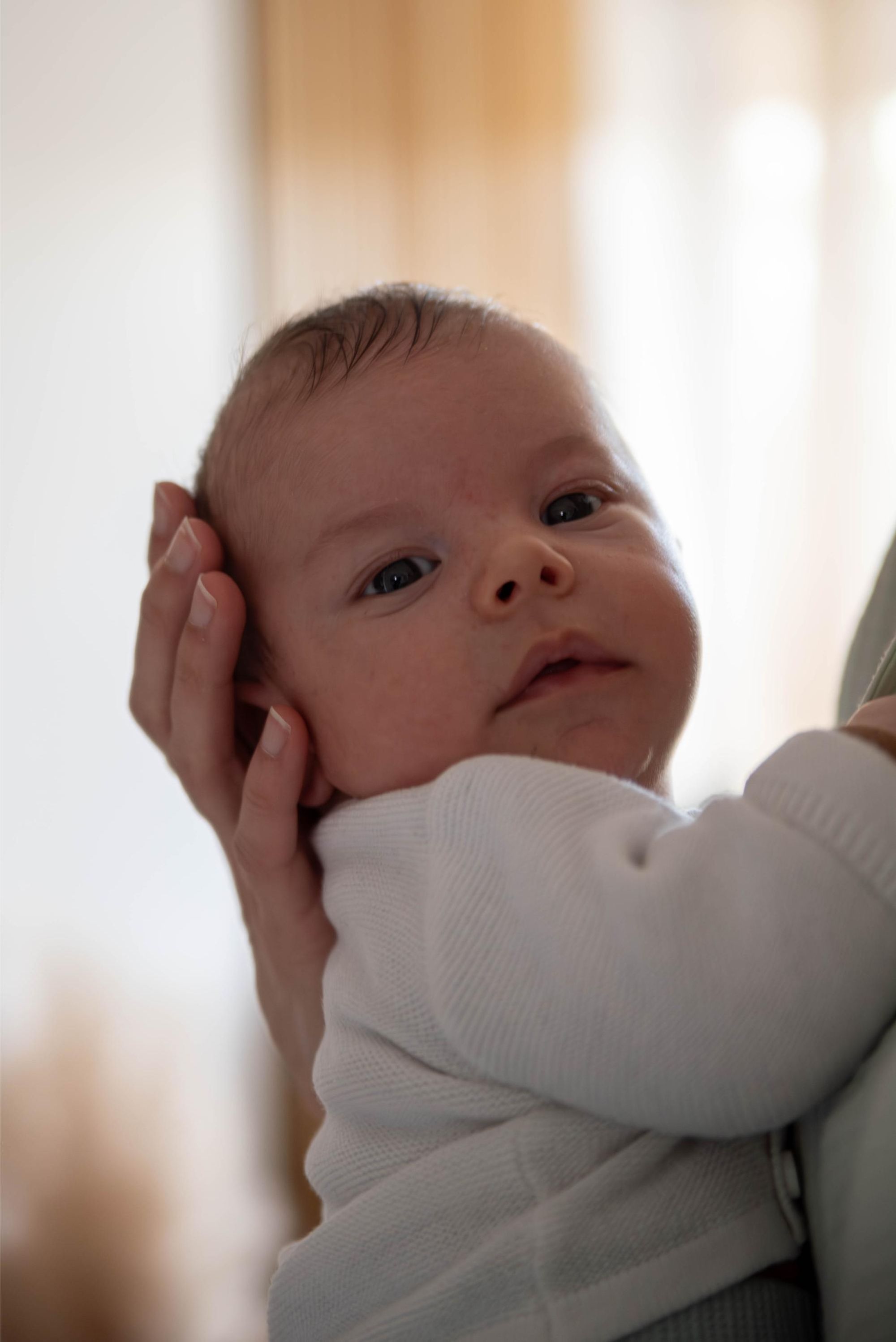 visage d'un nouveau né lors d'une session naissance lifestyle à Besançon