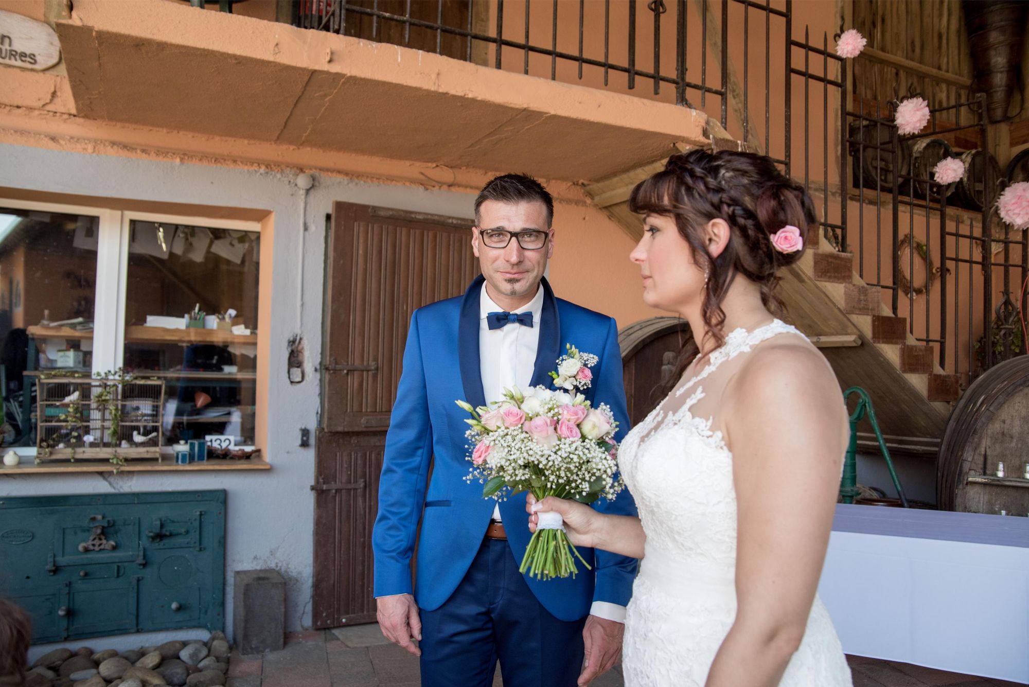 session couple mariage, les mariés se regardent, mariage chic et intemporel dans le grand est