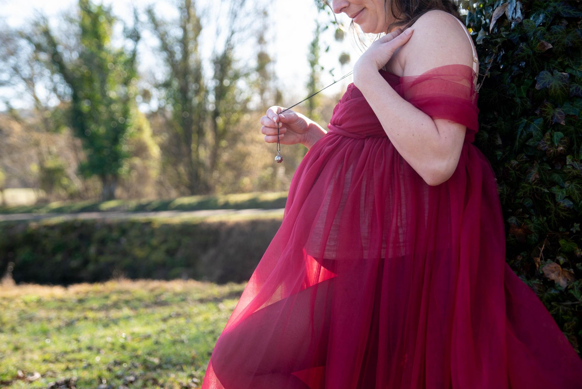 photo d'un ventre arrondi d'une femme enceinte lors d'une session grossesse à Besançon en extérieur