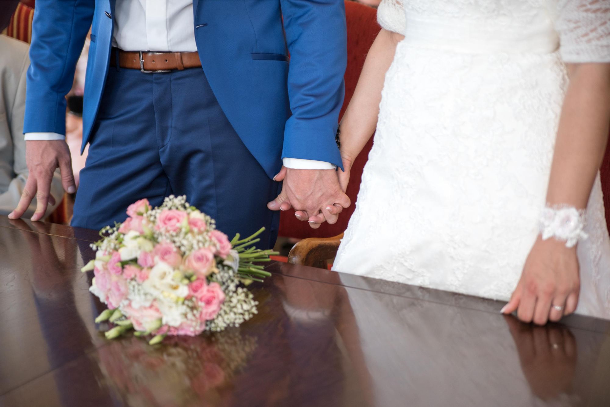 détail main dans la main pendant la cérémonie, mariage chic et élégant, dans le grand est