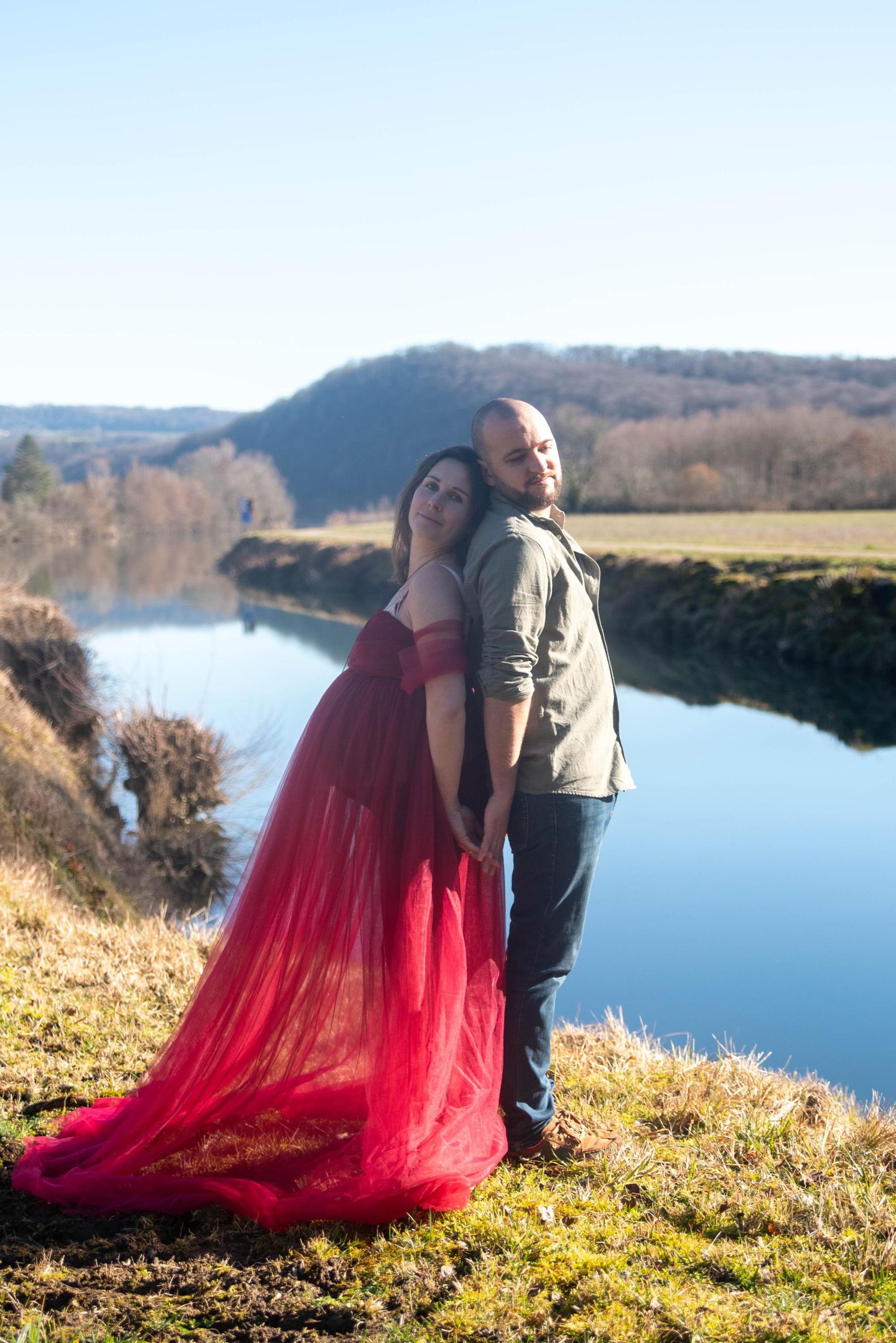 photo d'un couple heureux lors d'une session grossesse au bord du Doubs, proche de Besançon