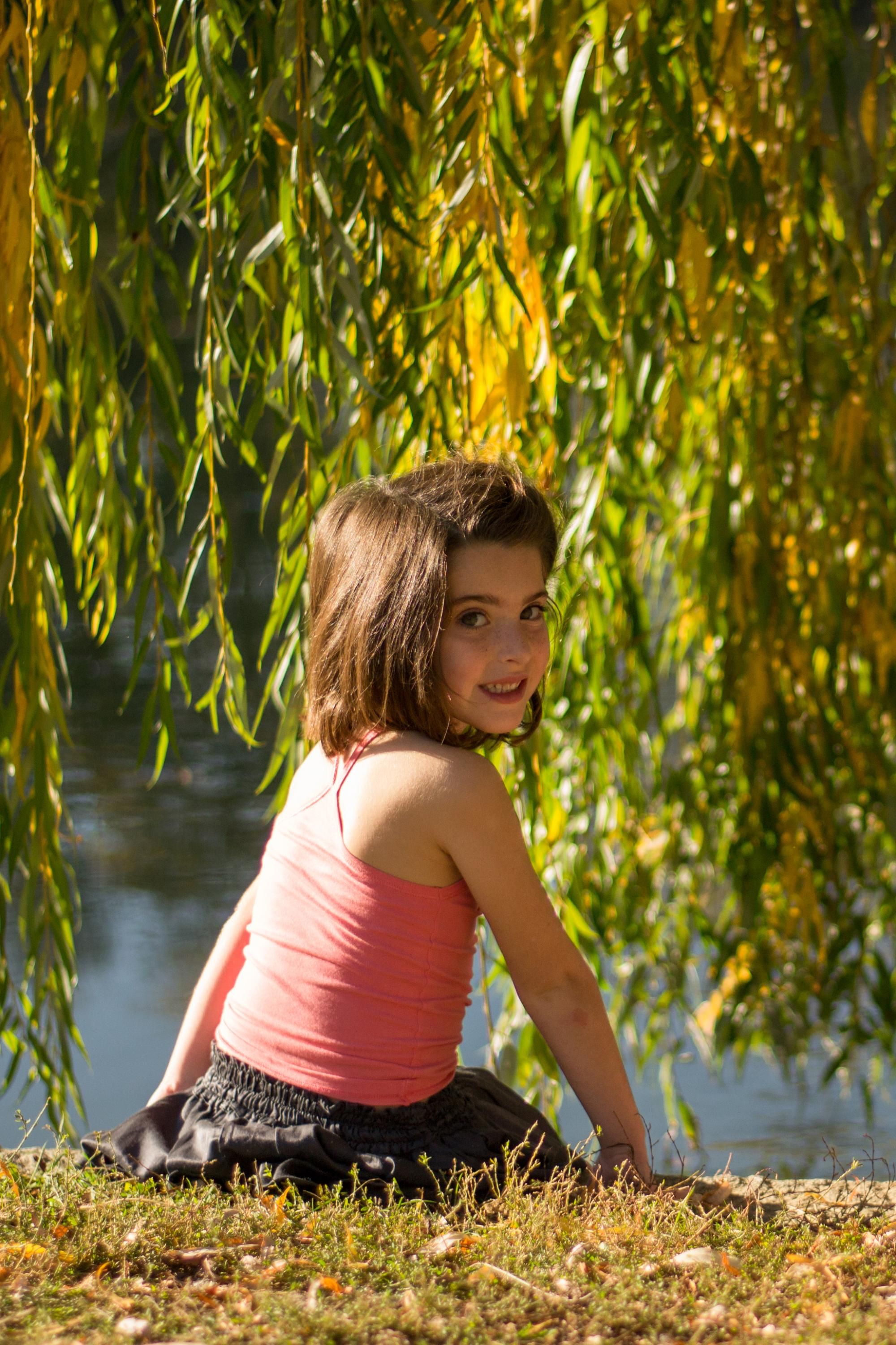 portrait d'enfant lors d'une session famille au bord d'un lac dans le grand est