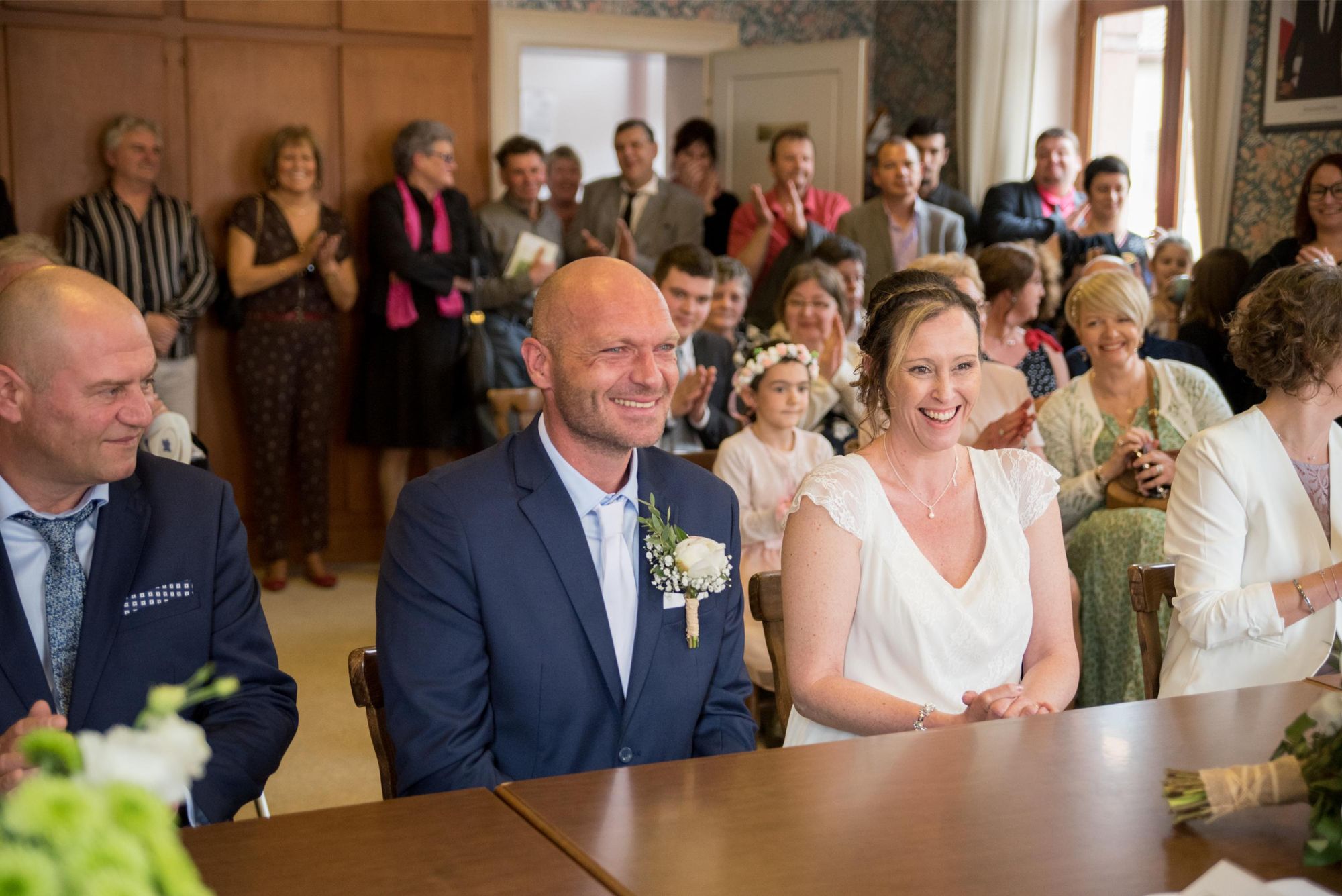 photo de mariés rigolent pendant la cérémonie civile, mariage bohème chic, dans le grand est