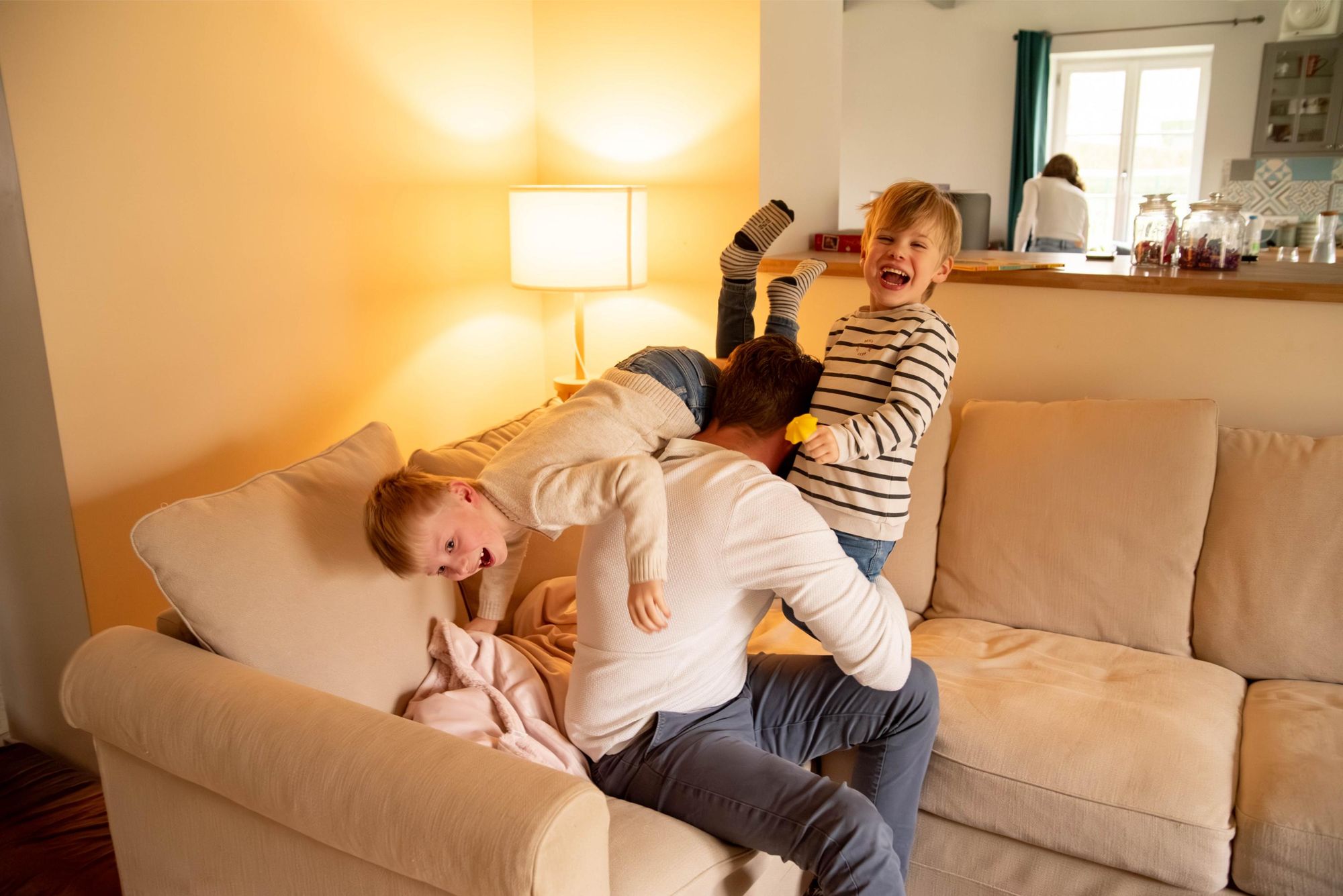 photo d'une bataille de guillis d'un papa avec ses fils lors d'une séance photo lifestyle proche de Besançon