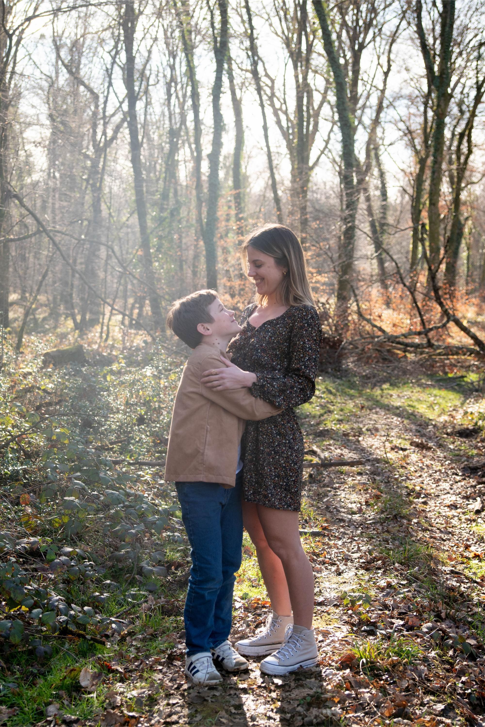 photo d'une maman et son fils lors d'une séance famille à Franois en foret