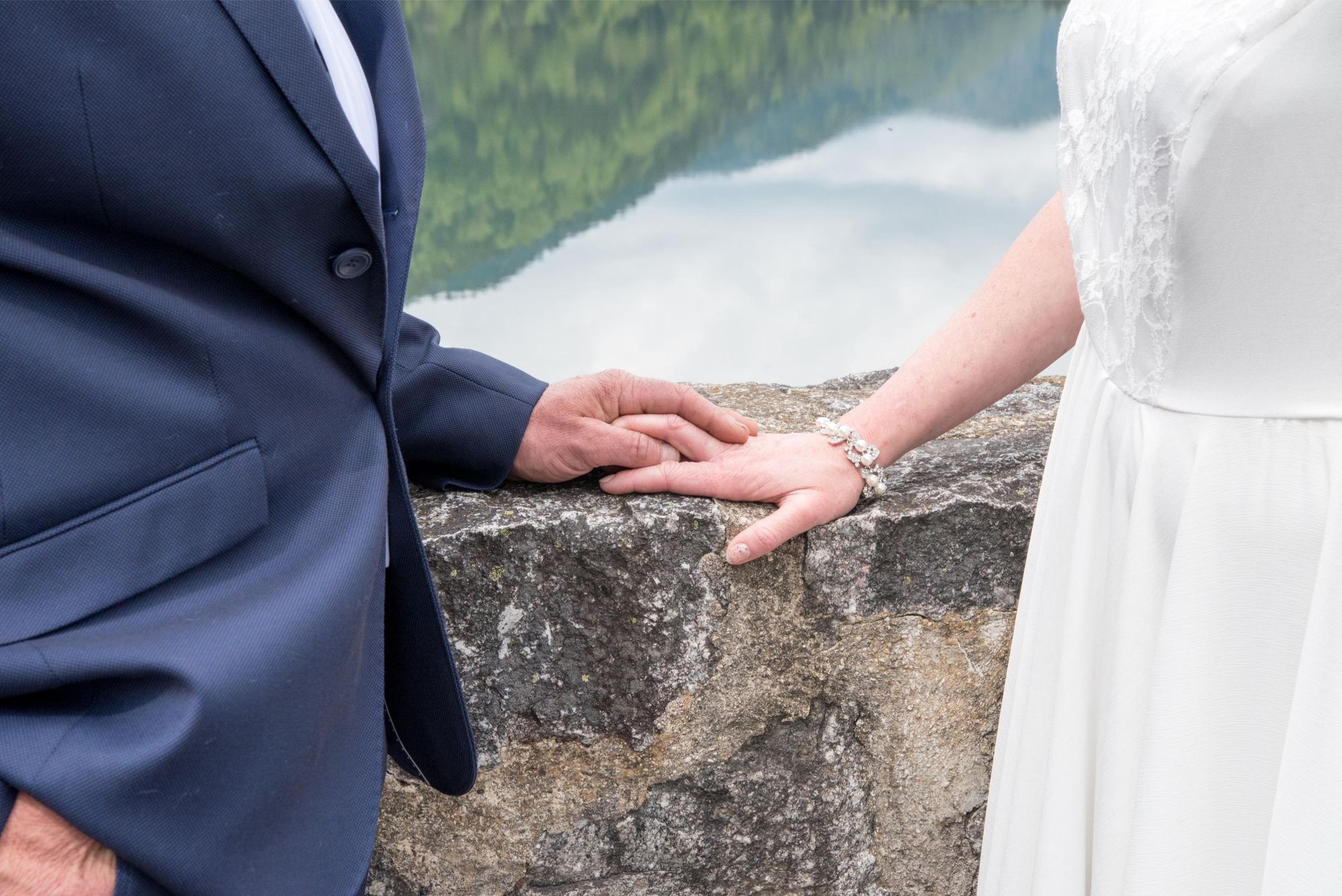 détail, main dans la main, mariage bohème chic dans le grand est