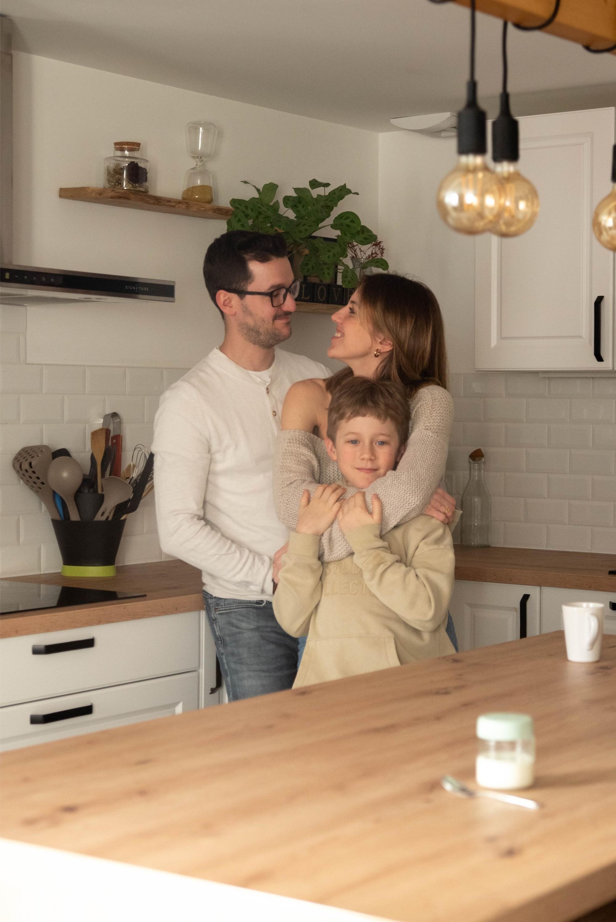 photo de famille lors d'une séance lifestyle à domicile à Franois avec un couple et son fils.