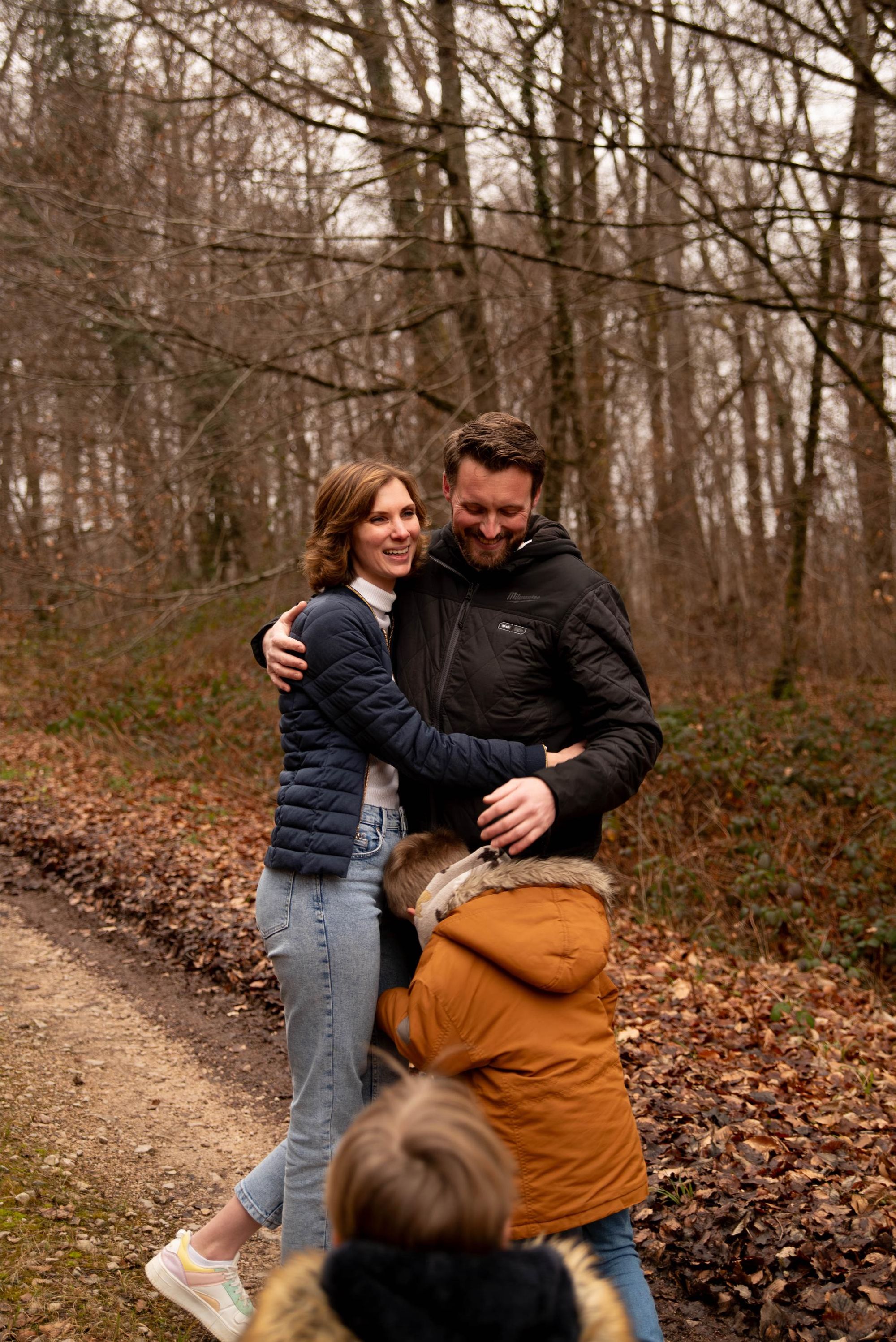 photo d'une famille heureuse lors d'une séance photo en foret proche de Besançon