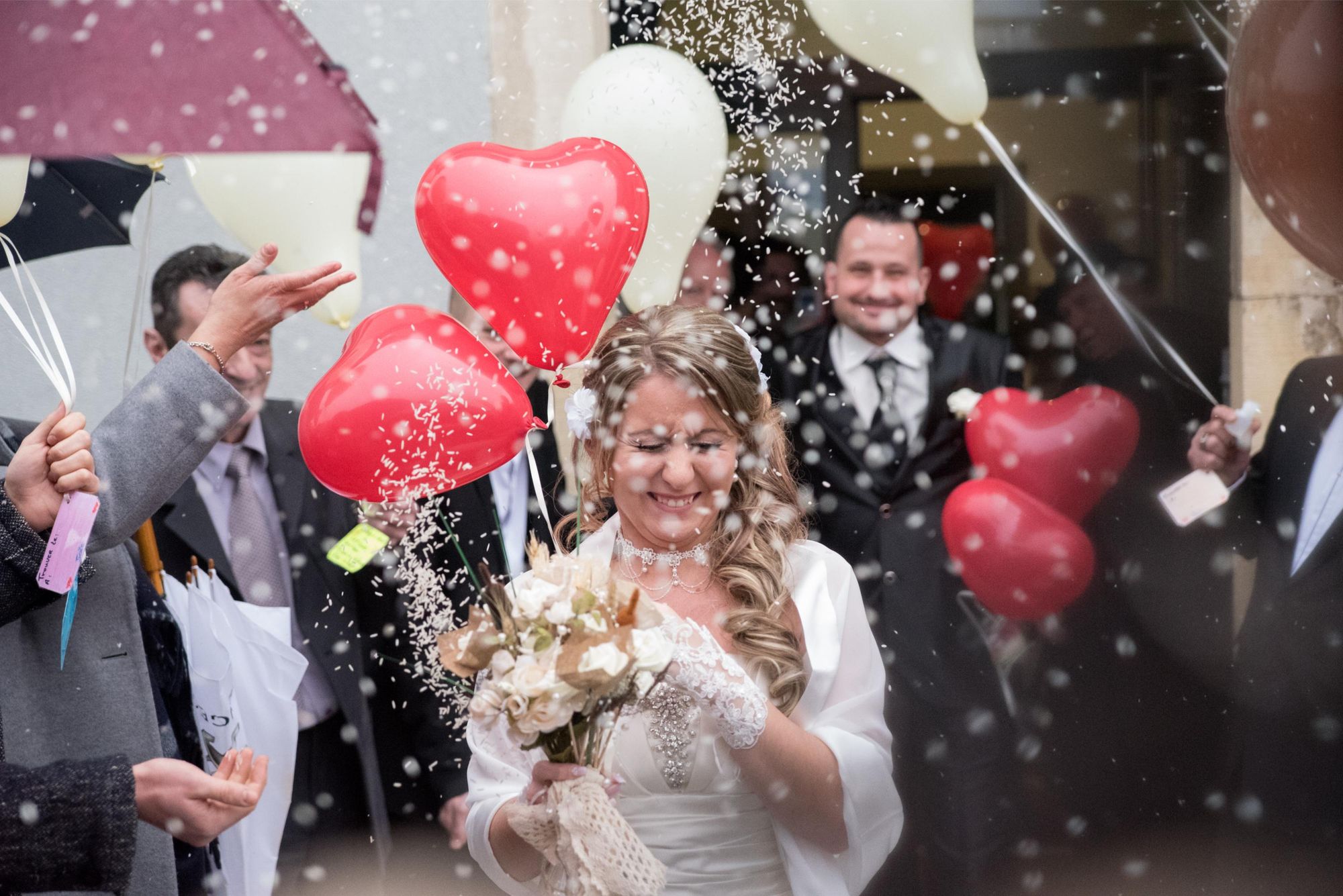 photo de la mariée lors de la pluie de confettis à la sortie de la mairie. Mariage intemporel dans le grand est