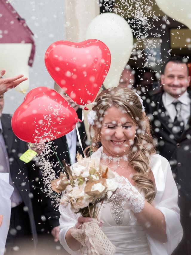 Photo de mariage, sortie de mairie avec ballons et confettis